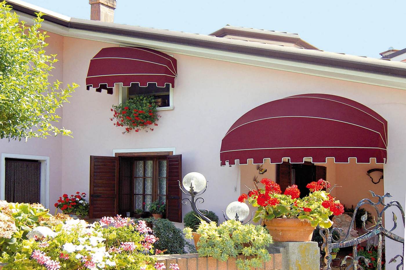 Commercial Awnings For Businesses | RetractableAwnings.com